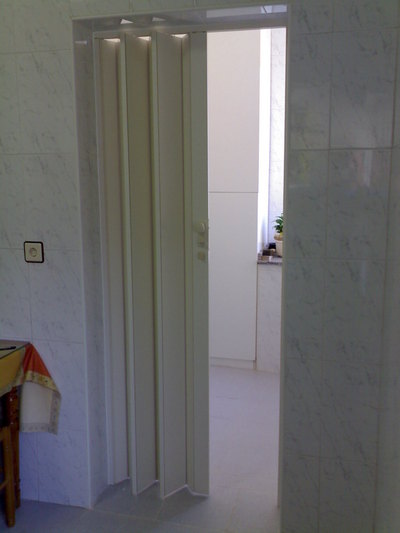 Instalación de puerta plegable de paso en PVC blanco con cristalera de a…   Puertas plegables de pvc, Puertas plegables para baños, Puertas corredizas  de interiores